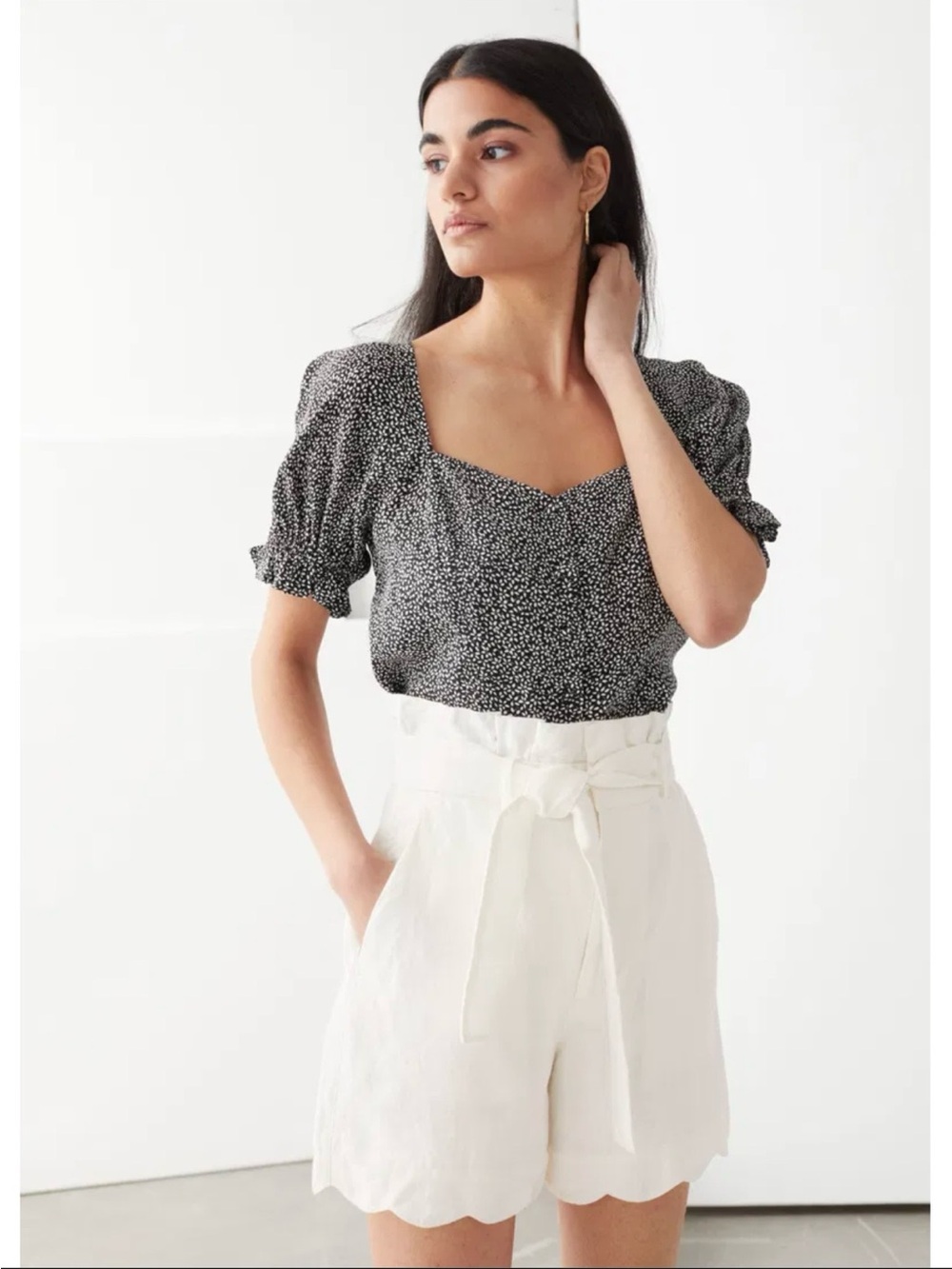 & Other Stories Cream High-Waist Scallop Hem Paperbag Shorts